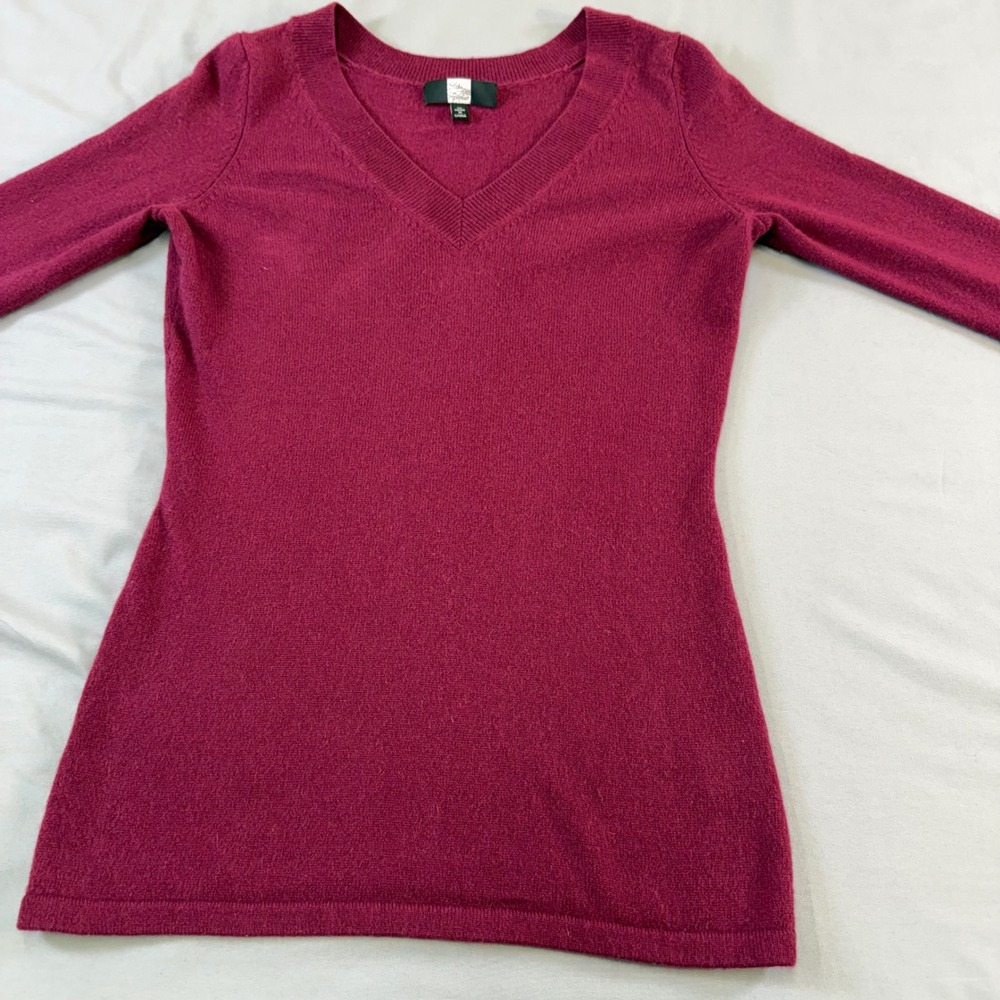 Cashmere Saks Fifth Avenue V-Neck Long Sleeve Sweater Berry‎ XS absolute beauty - Picture 2 of 16